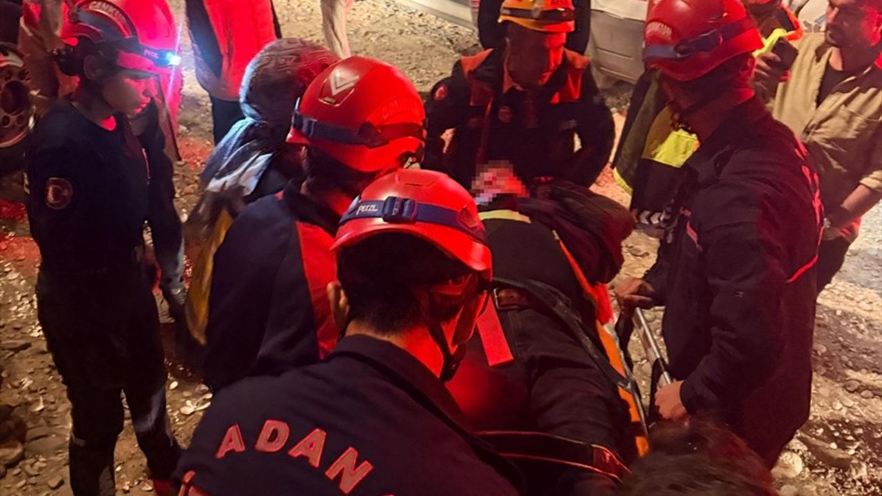 Adana'da Uçuruma Düşen Araçta Sürücü Yaralandı