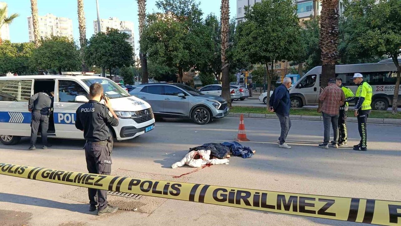 Adana'da yaya geçidinde bisikletli çocuk aracın çarpmasıyla hayatını kaybetti