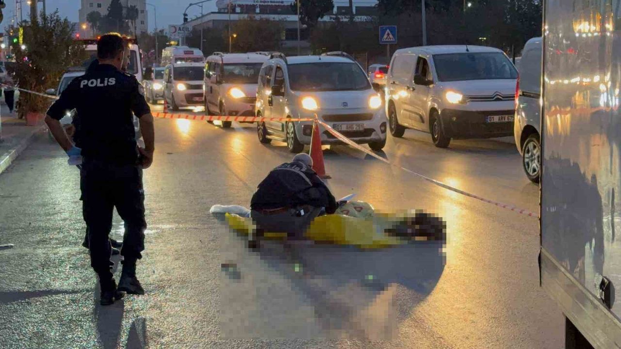 Adana'da yolun karşısına geçen yaşlı adam kamyonun altında kalarak hayatını kaybetti