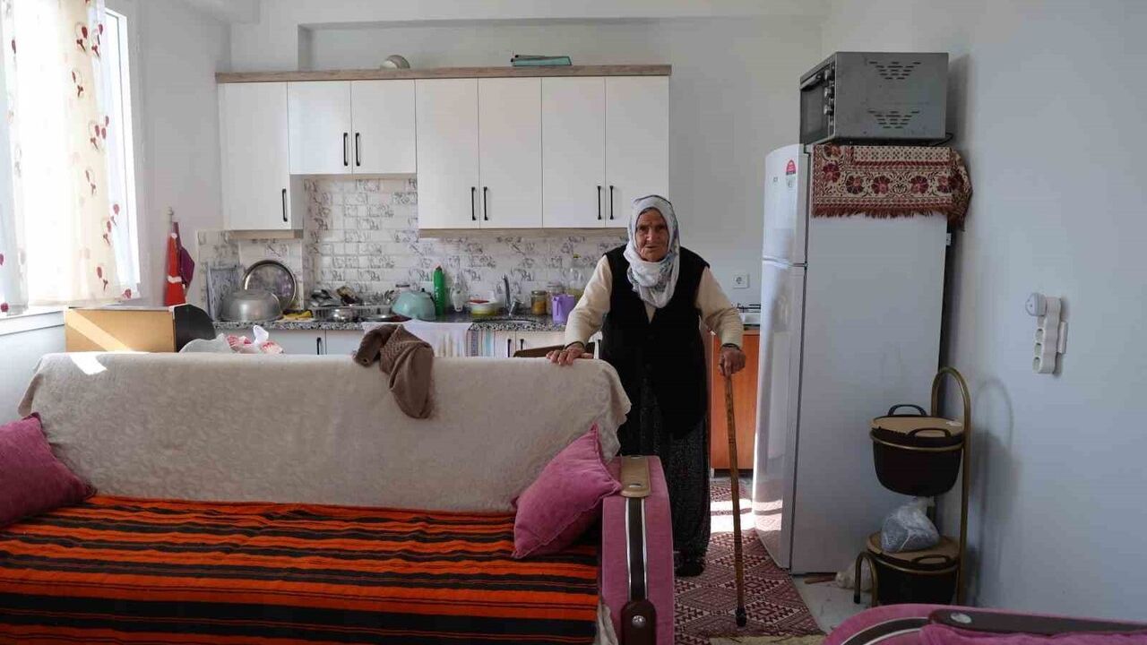 Adana Minnetli'de yenilenen evine taşındı: 90 yaşındaki Fatma Uzun'un mutluluğu