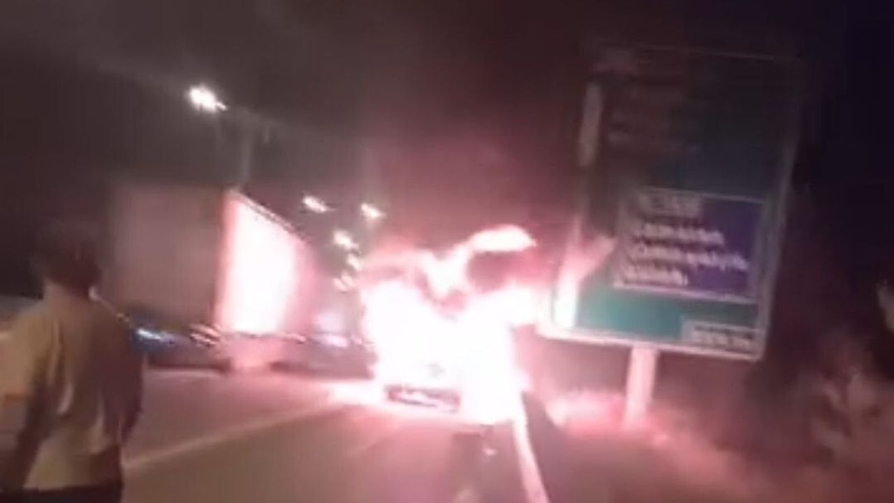 Adana Otoyolunda Seyir Halindeki Otomobil Alev Aldı