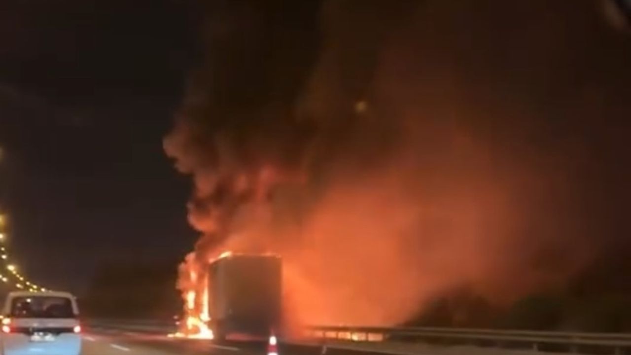 Adana Otoyolunda Yangın: Tır Alev Alev Yandı