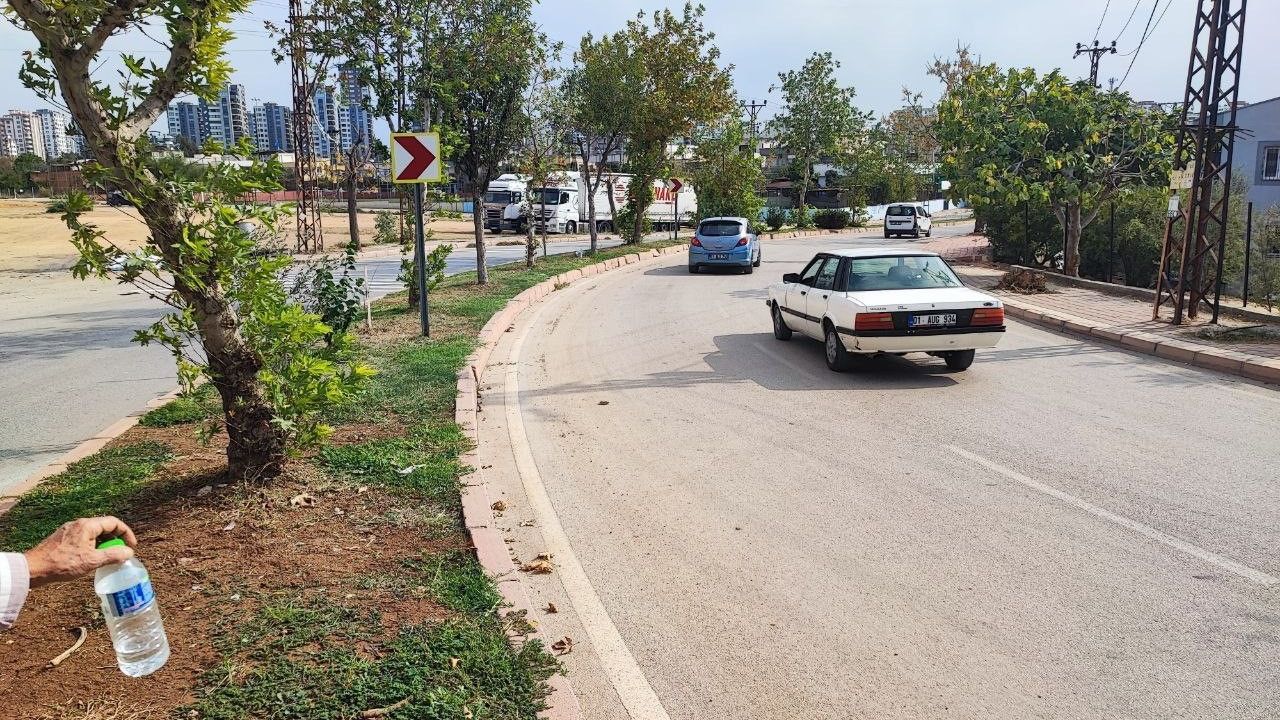 Adana Seyhan'da keskin viraj tehlikesi: Esnaf kamerayla kazaları belgeliyor