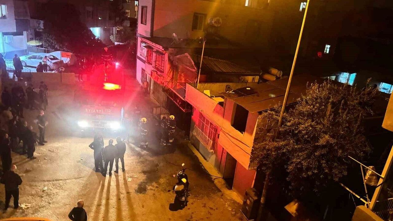 Adana Sümer Mahallesi'nde müstakil ev yangını: Ev kullanılamaz hale geldi