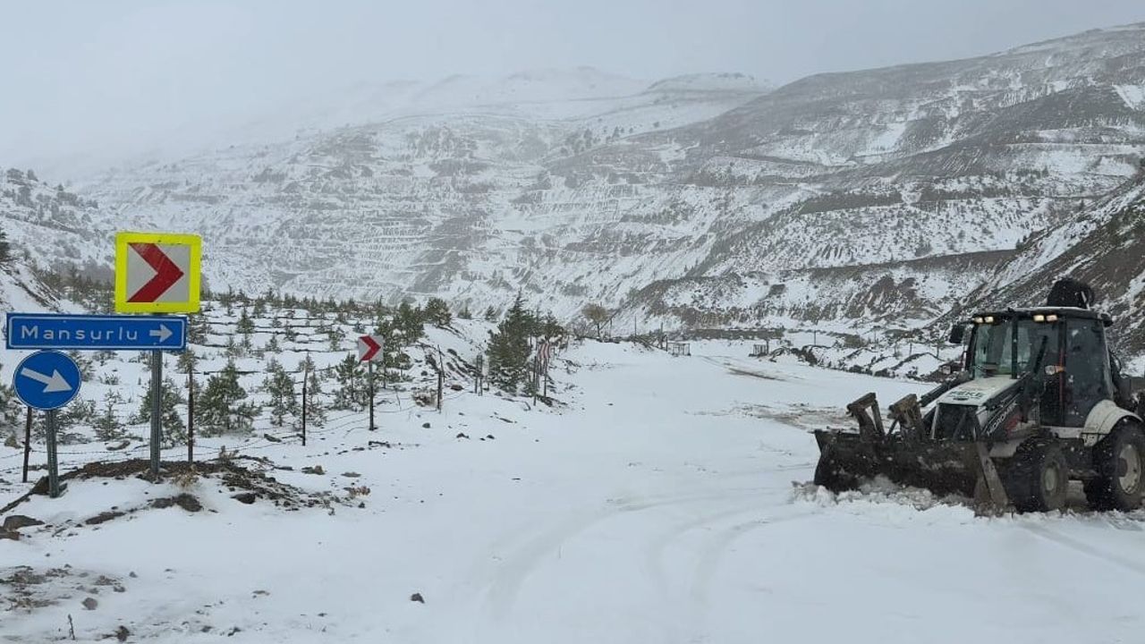 Adana yükseklerinde yoğun kar yağışı — Feke'de yollar kapandı