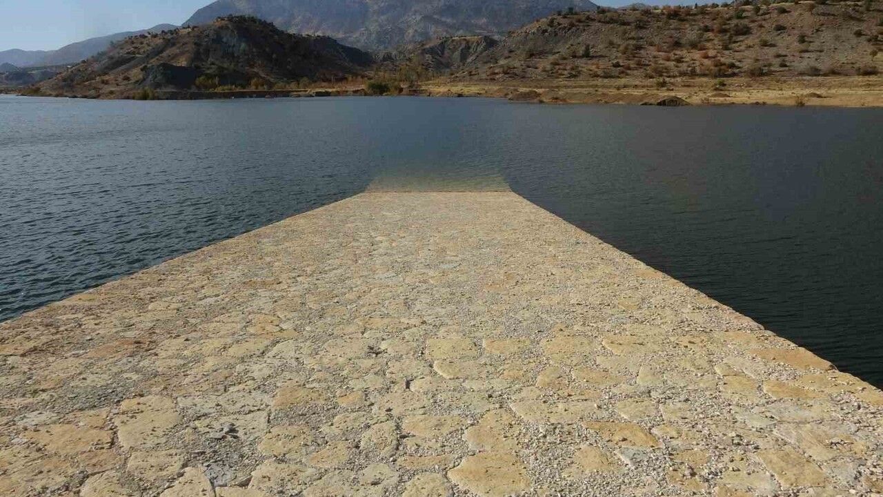 Adıyaman'da 1500 yıllık Altınlı Köprüsü Çetintepe Barajı ile kısmen sular altında kaldı