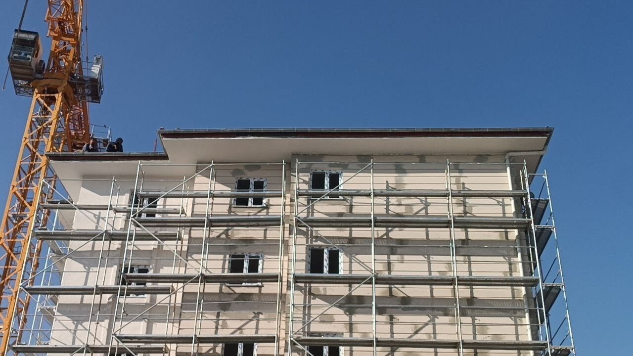 Adıyaman'da alacak iddiası: 2 işçi çatıda intihar girişiminde bulundu, diğerleri çalışmaya devam etti