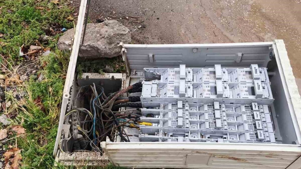 Adıyaman'da devrilen trafo mahallede ölüm riski oluşturuyor