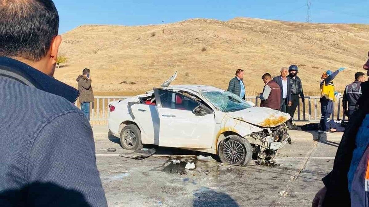 Adıyaman'da iki otomobil çarpıştı: 3 infaz koruma memuru yaralandı