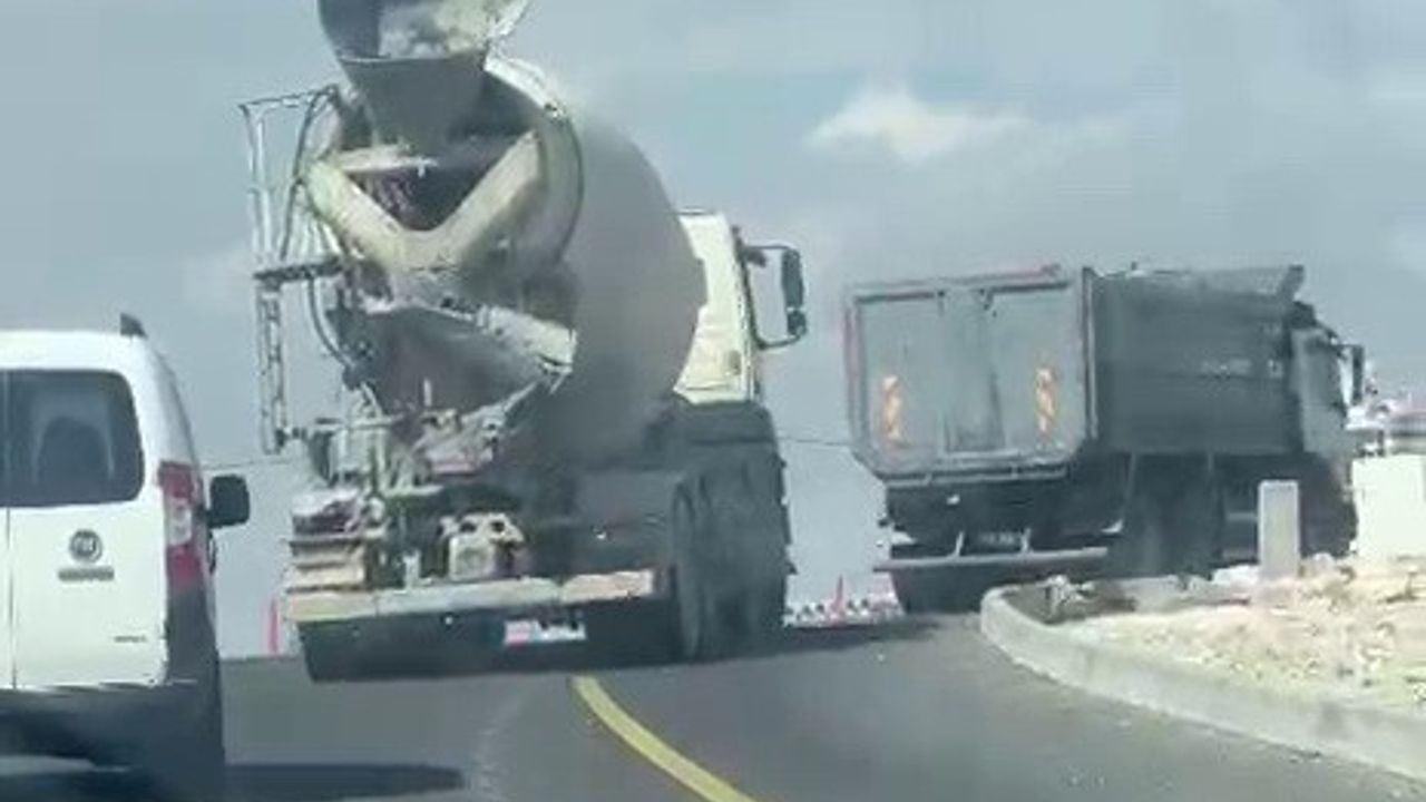 Adıyaman'da mikser yolda beton dökerek trafikte ilerledi