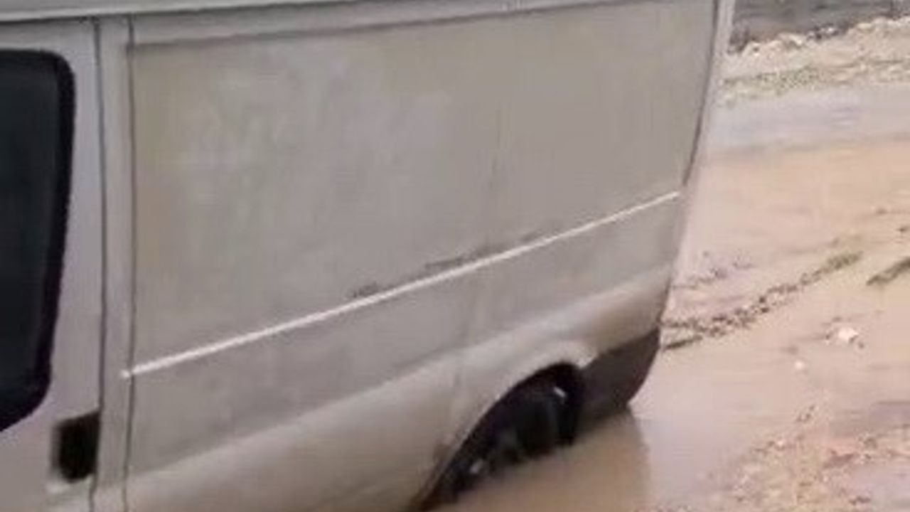 Adıyaman'da yağış sonrası çöken yolda minibüs çukura saplandı