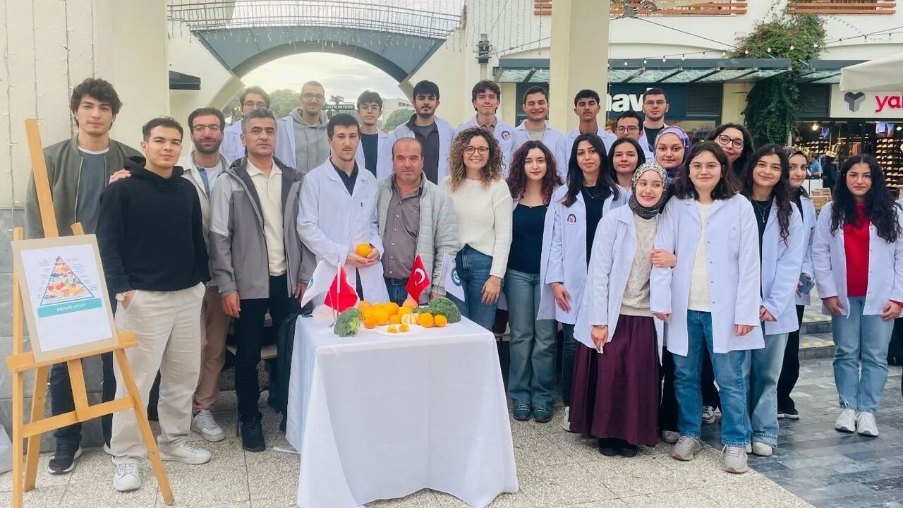 ADÜ Tıp Öğrencilerinden Sağlıklı Beslenme Farkındalığı Etkinliği