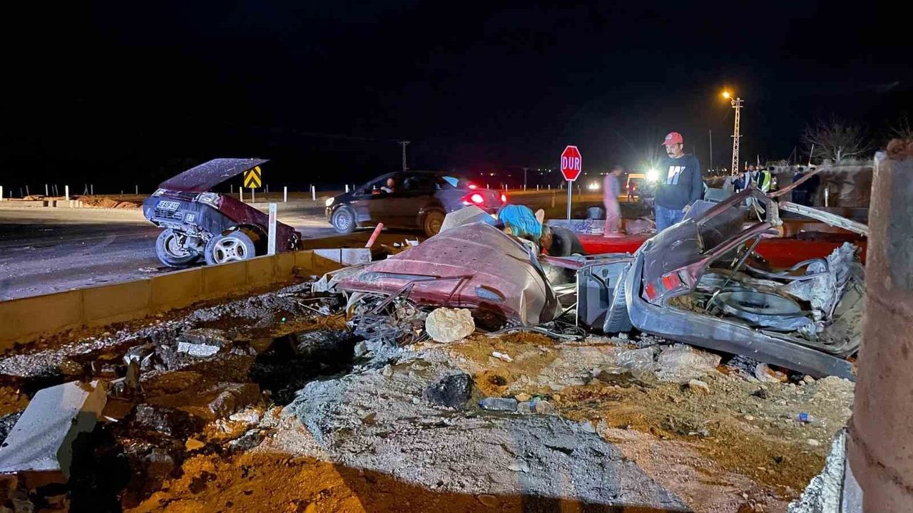 Afşin'de kaza: Fiat Tofaş ikiye bölündü, 2 yaralı