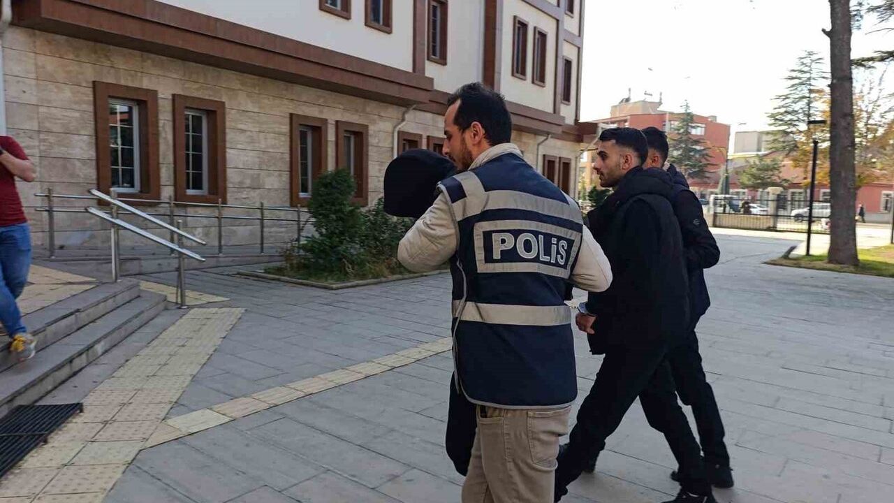 Afyonkarahisar’da 2 milyon TL’lik 'polis' dolandırıcılığı — Şüpheliler otobüste yakalandı