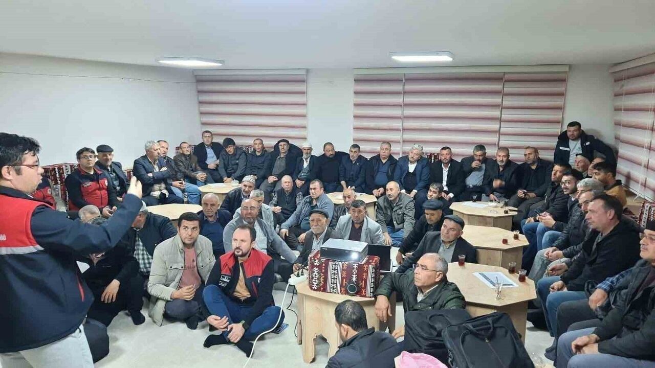 Afyonkarahisar'da 2025 çiftçi bilgilendirme toplantıları sürüyor