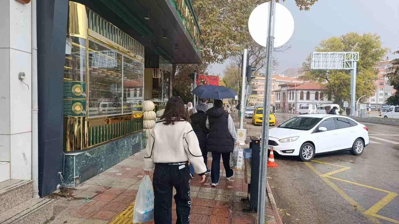 Afyonkarahisar'da beklenen yağış başladı