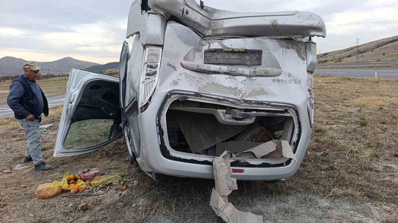 Afyonkarahisar'da iki hafif ticari aracın çarpışması: 7 yaralı