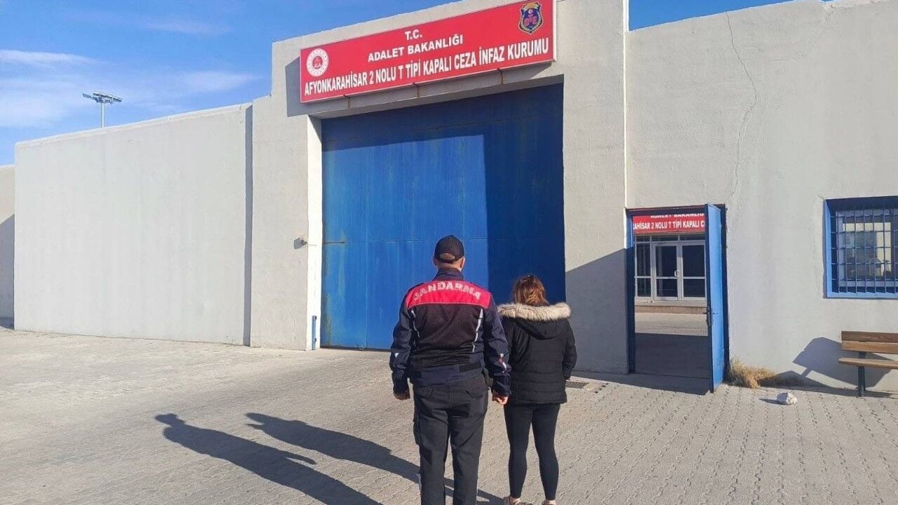 Afyonkarahisar'da jandarma 15 yıl 6 ay hapisle aranan şahsı yakaladı