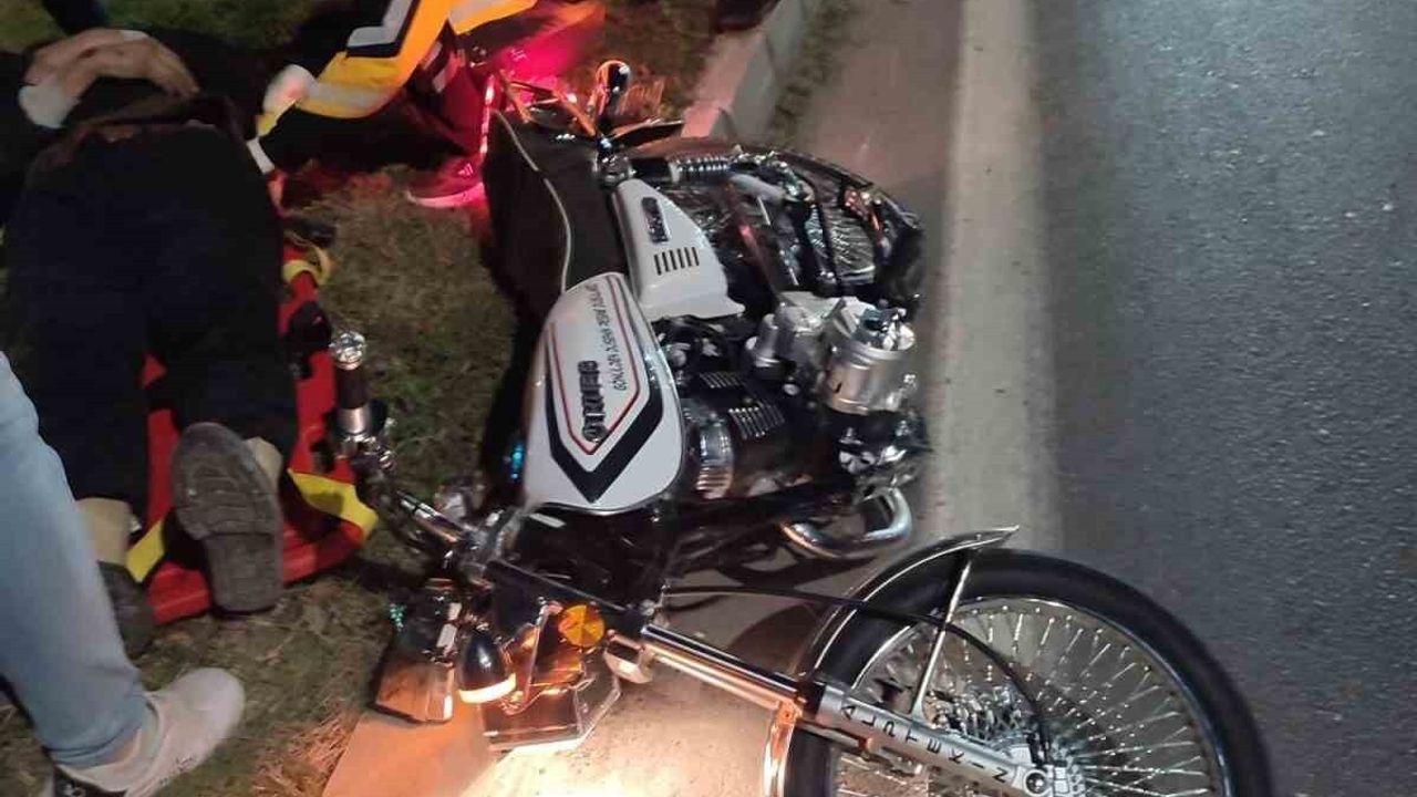 Afyonkarahisar’da motosiklet kaldırıma çarparak peyzaj alanına devrildi: 2 yaralı