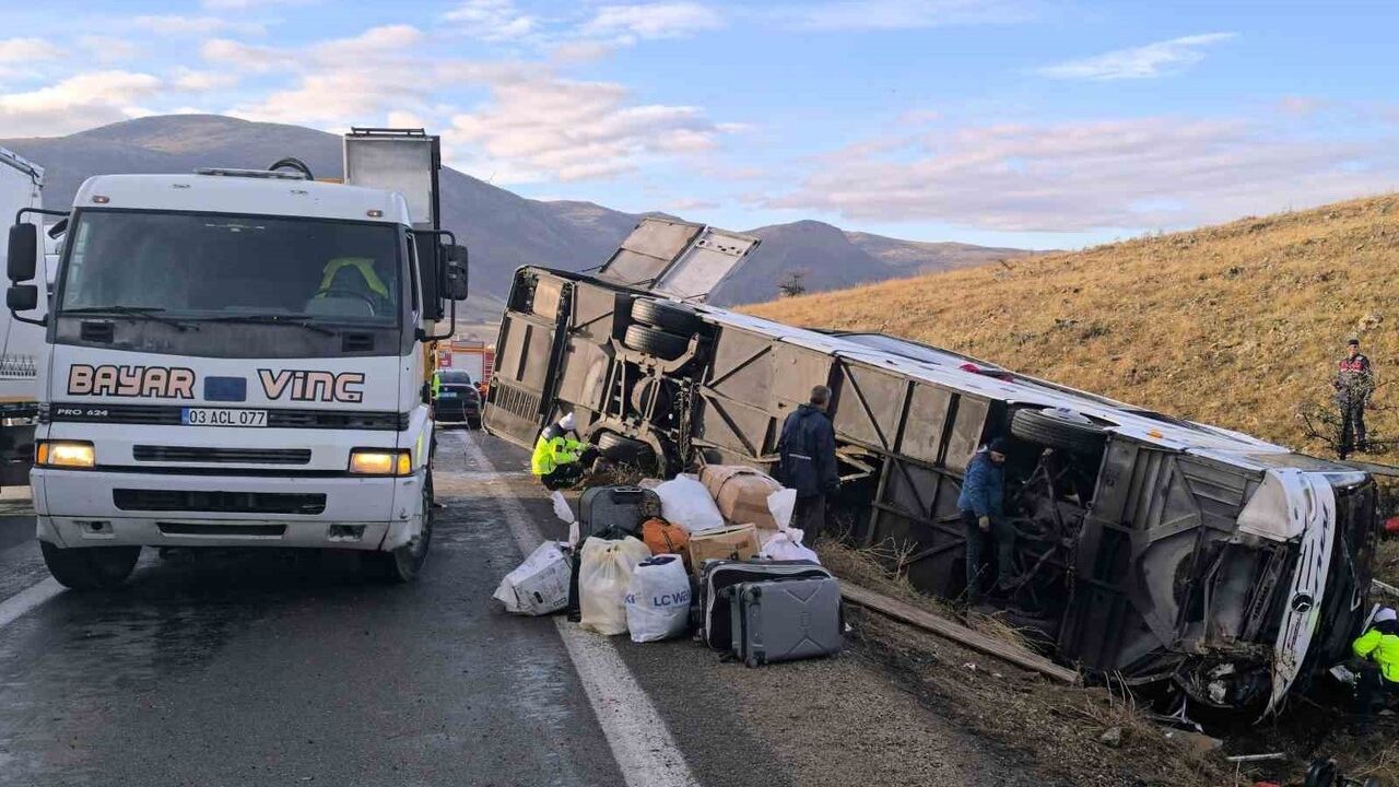 Afyonkarahisar'da otobüs kazası: 2 ölü, 21 yaralı