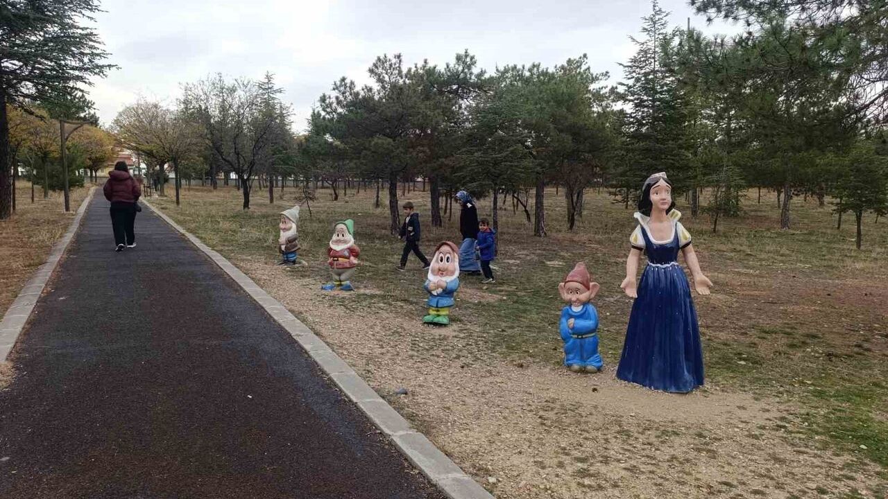 Afyonkarahisar'da parkta Pamuk Prenses ve 7 Cüceler figürlerinden 3'ü çalındı