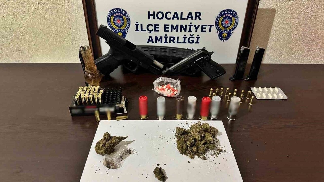 Afyonkarahisar'da saksılarda yetiştirilen 46 kök kenevir ve çok sayıda silah ele geçirildi