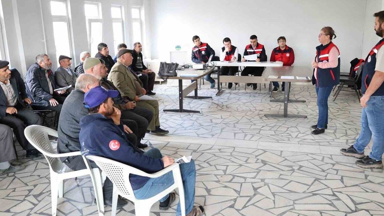 Afyonkarahisar'da üretimi artırmaya yönelik çiftçi toplantıları sürüyor