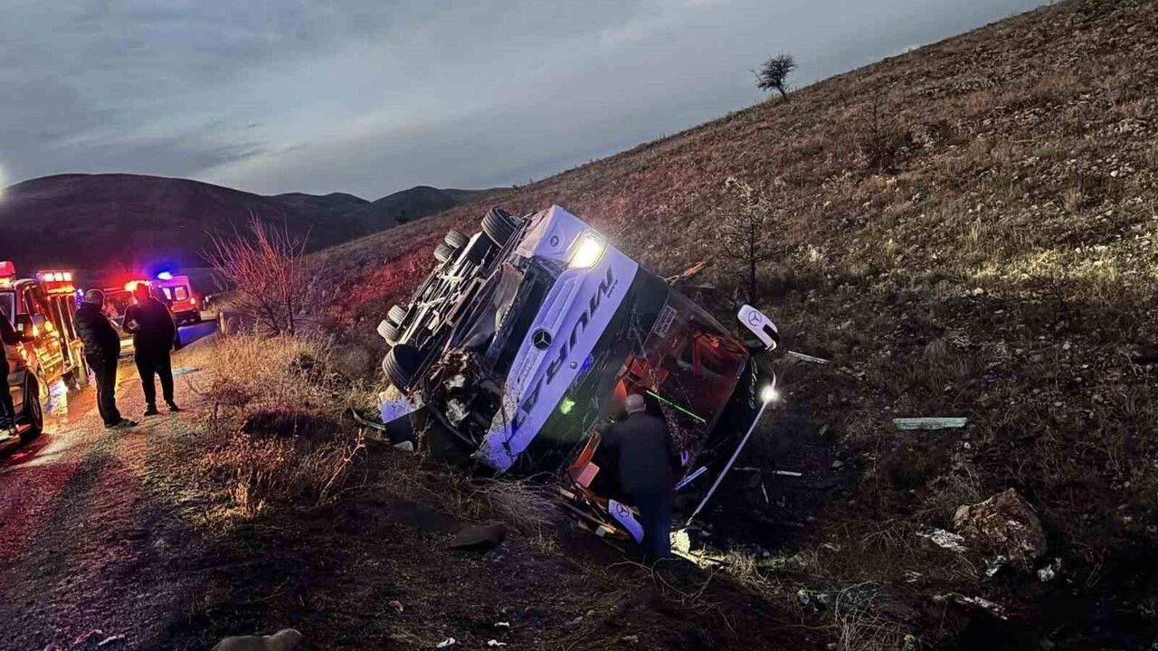 Afyonkarahisar'da yolcu otobüsü devrildi: 2 ölü, 21 yaralı