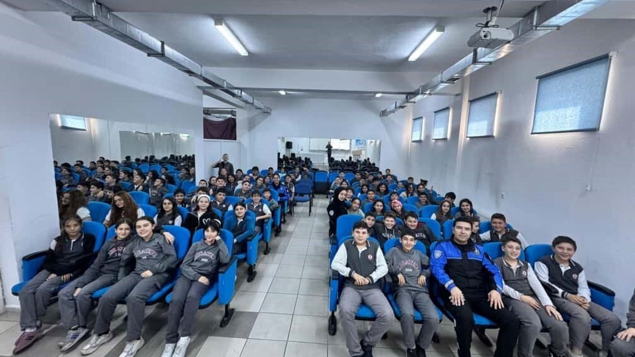 Afyonkarahisar Emniyeti Kocatepe Ortaokulu'nda öğrencilere güvenlik eğitimi verdi