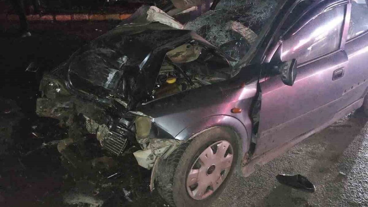 Afyonkarahisar Taşoluk'ta otobüs ile otomobil çarpıştı: 1 ölü, 3 yaralı