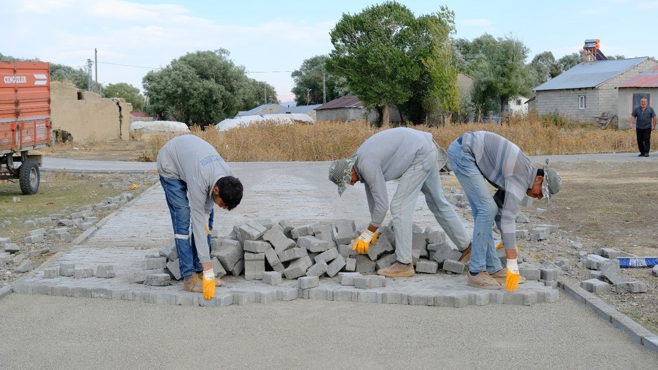 Ağrı'da Köy Yolları Modernleşiyor