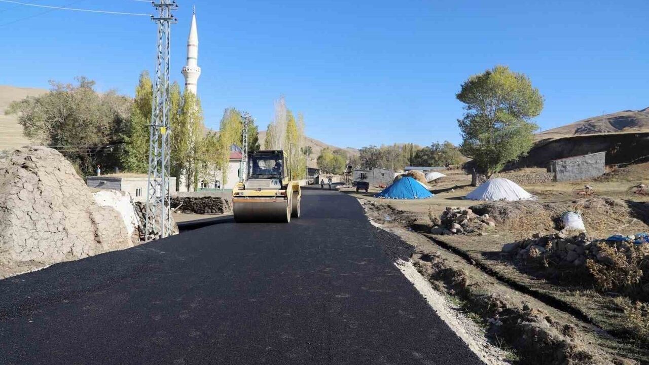 Ağrı'da köy yollarında 5,3 kilometrelik BSK asfalt çalışması tamamlandı