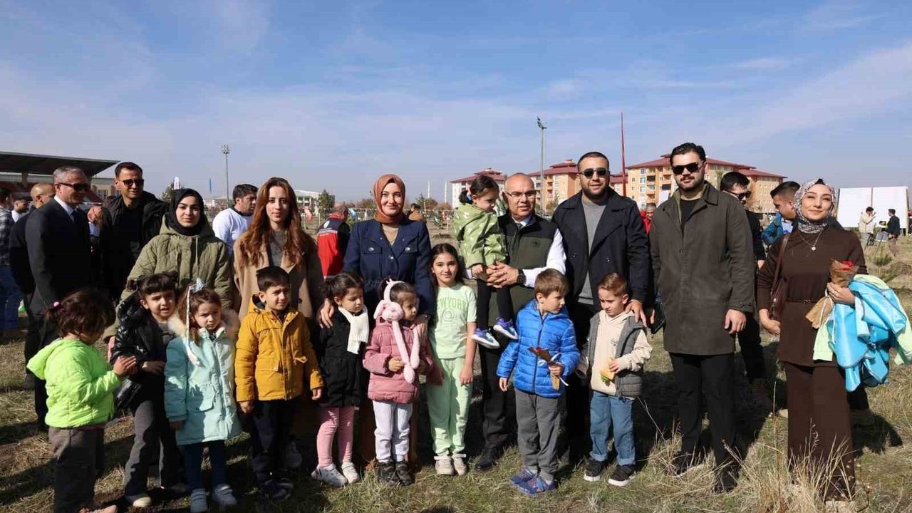 Ağrı’da minikler Milli Ağaçlandırma Günü’nde fidanları toprakla buluşturdu