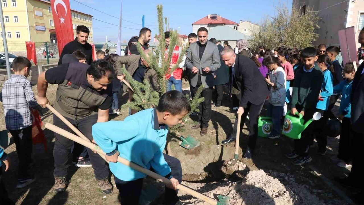 Ağrı'da 'Türkiye Yeşeriyor, Gazze Güçleniyor' Projesi Kapsamında Fidan Dikimi