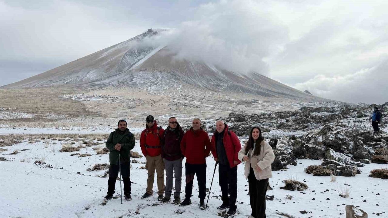 Ağrı Dağı’nda 27 dağcı kar yağışına rağmen zirve tırmanışına geçti
