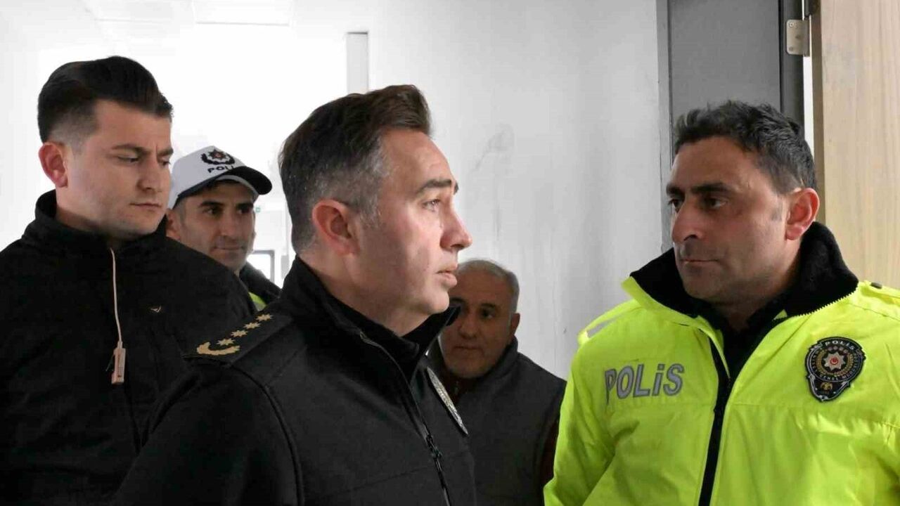 Ağrı Emniyet Müdürü Göksel Önder, trafik denetimlerini inceledi