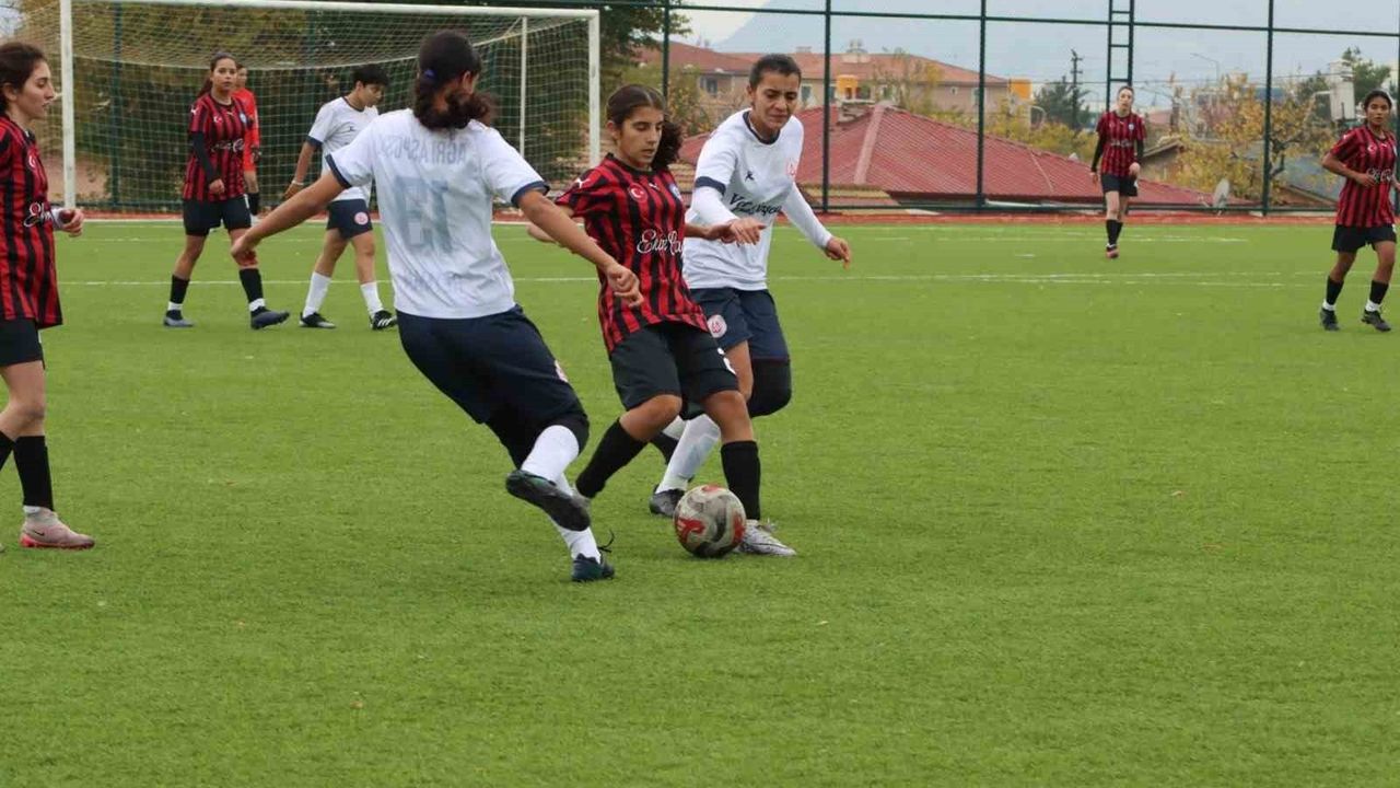 Ağrı Kadın Futbol Takımı Erzincan'da farklı kazandı