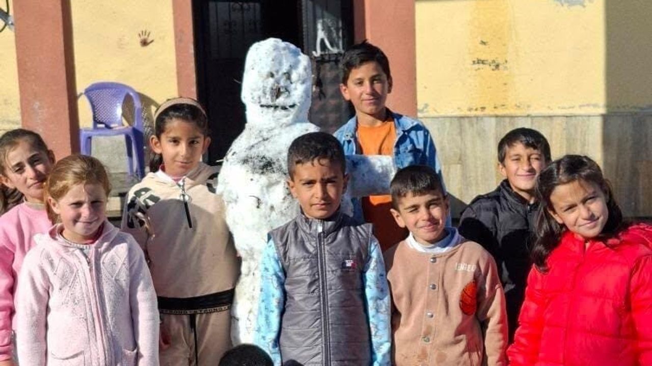 Ağrı Patnos’ta öğrenciler sezonun ilk kardan adamını yaptı