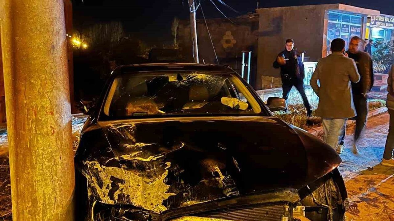 Ahlat’ta kaza: İki araç çarpıştı, 5 kişi yaralandı