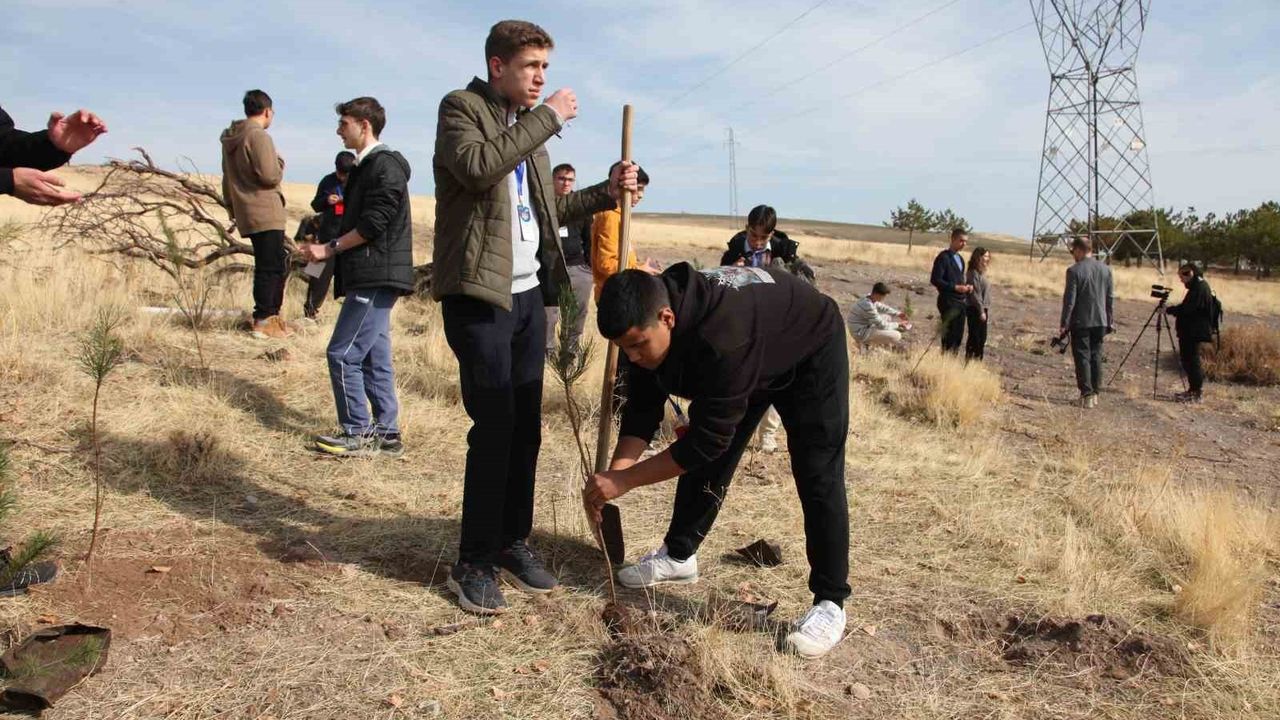 Ahlat'ta 'Maziden Atiye Ahlat' Programında Öğrenciler Fidan Dikti