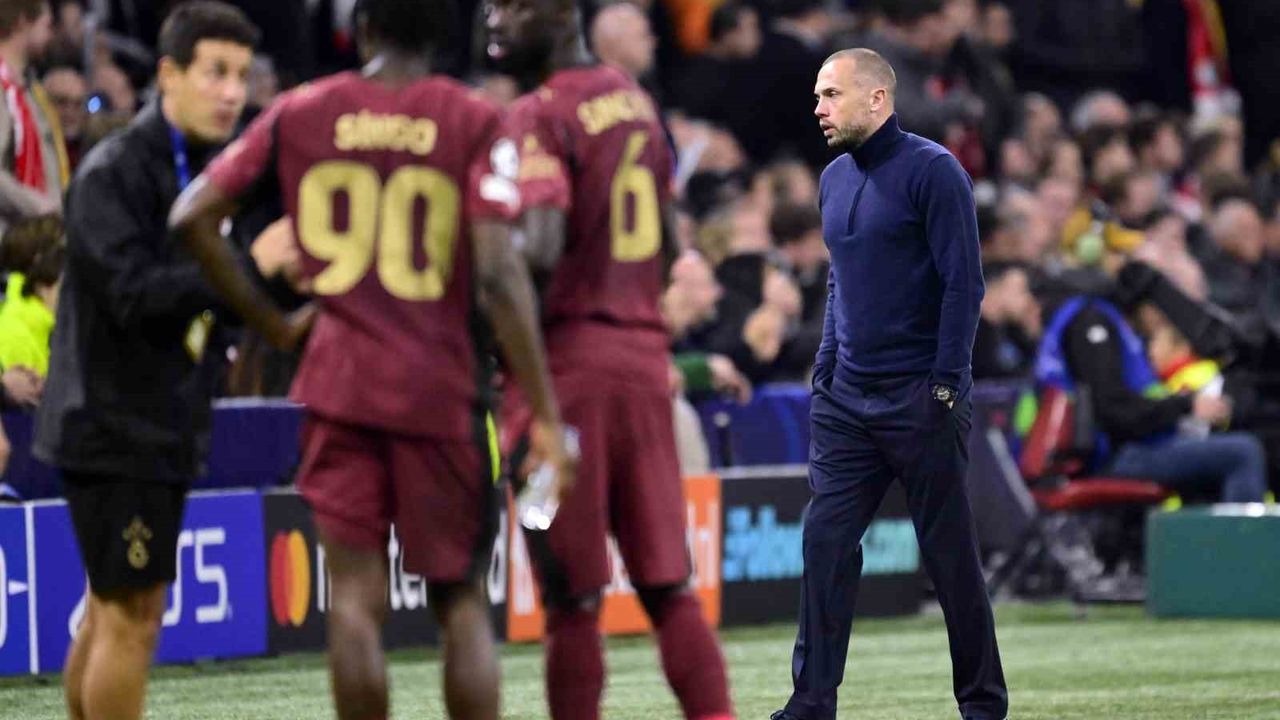 Ajax, John Heitinga ile yollarını ayırdı