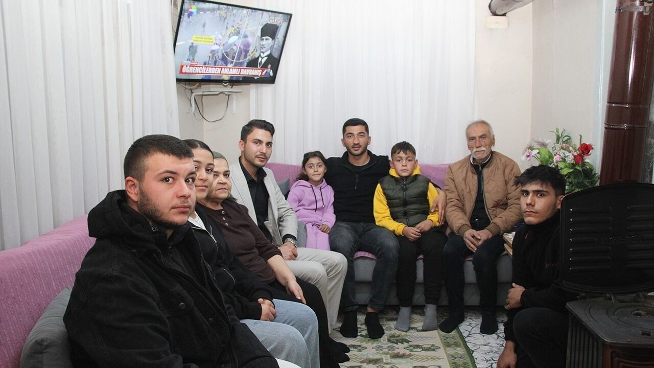 AK Parti heyeti Kula'da esnaf ve hane ziyaretleri gerçekleştirdi