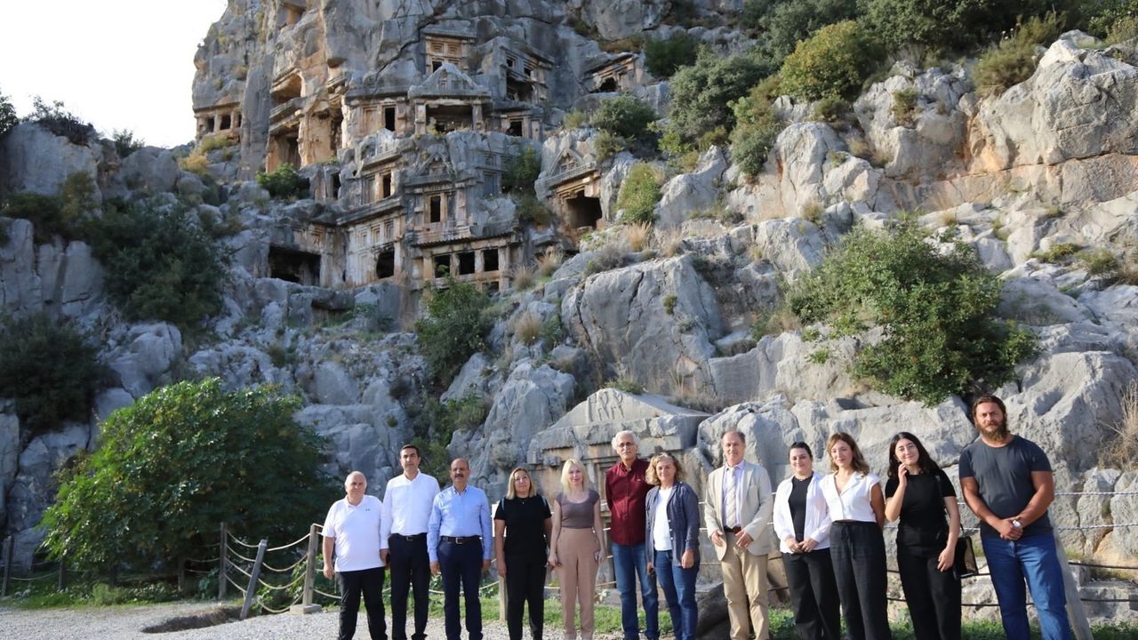 Akdeniz Üniversitesi Rektörü Özkan'dan Myra Antik Kenti'ne Ziyaret