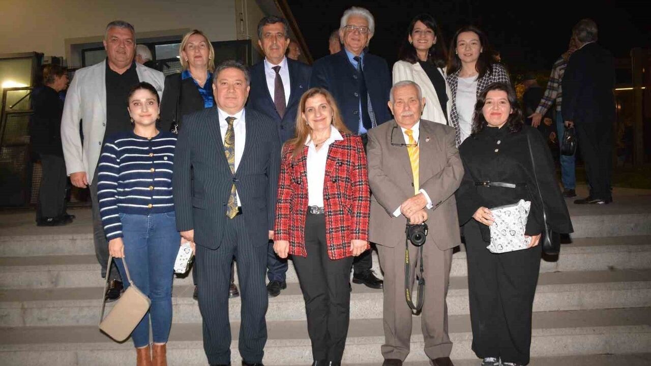 Akhisar'da Öğretmenler Günü buluşması: Tecrübeli öğretmenlerden anılar ve uyarılar