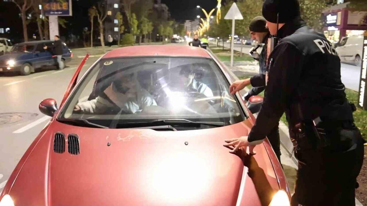 Aksaray'da 15 yaşındaki ehliyetsiz sürücü bekçi ve polisin müdahalesiyle yakalandı