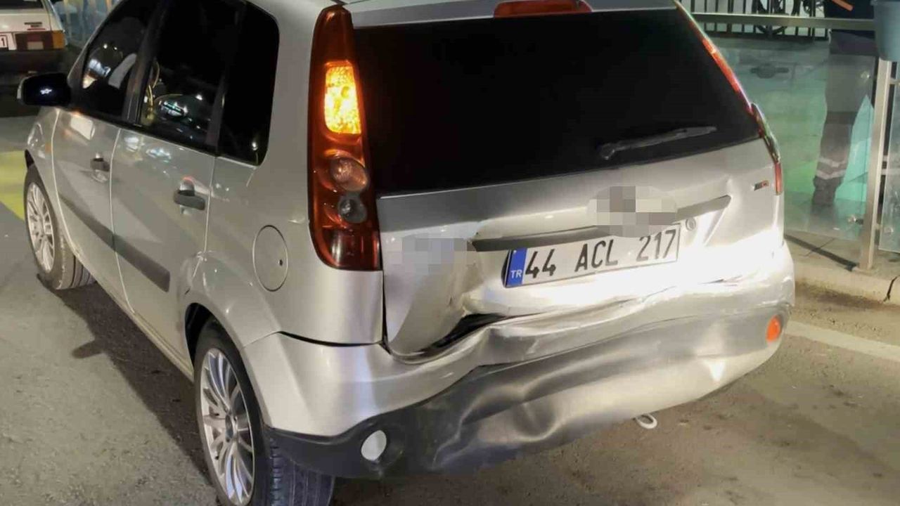 Aksaray'da alkollü sürücü kaldırıma çıkarak 3 kişiyi yaraladı, vatandaşlar sürücüyü darbetti