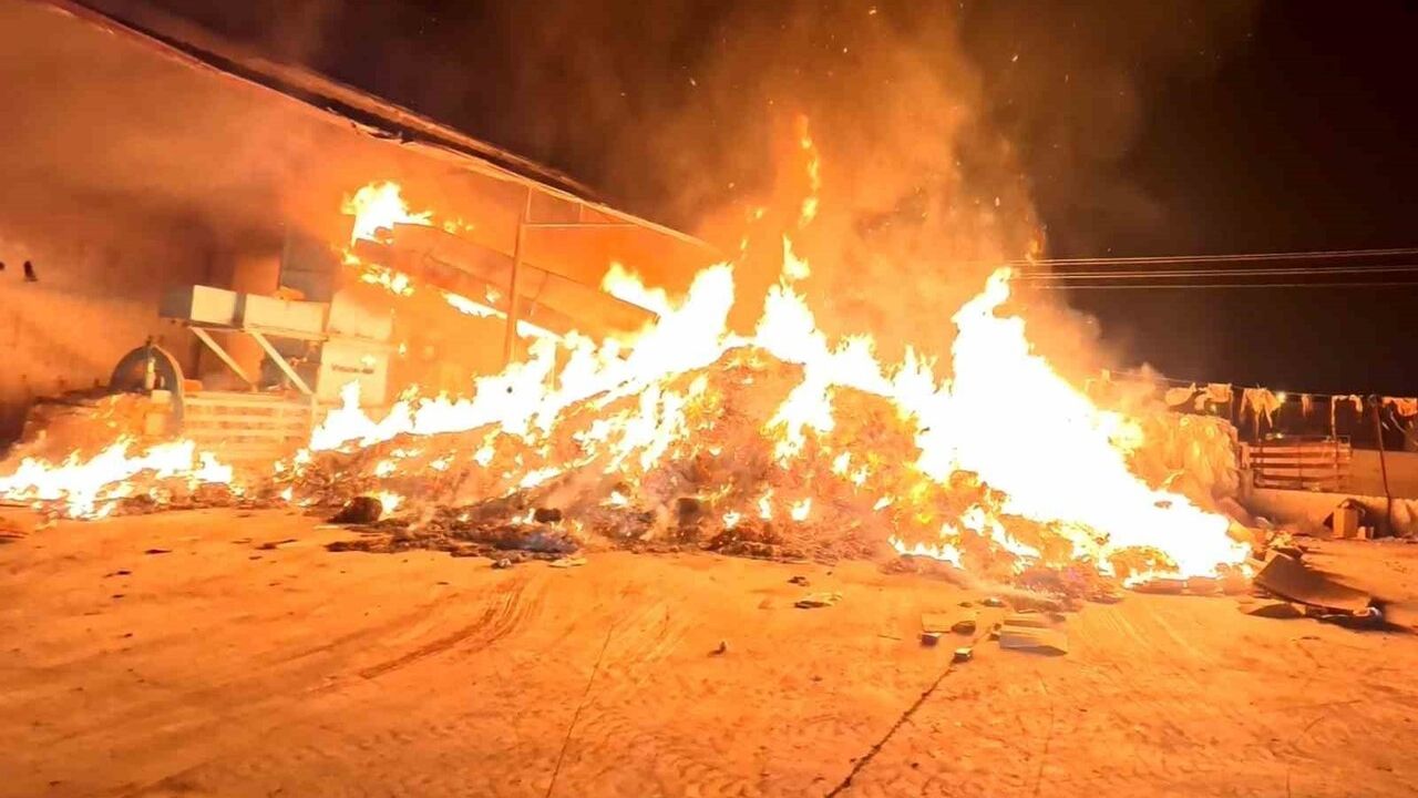 Aksaray’da geri dönüşüm tesisinde kundaklama: balya yangını 3 saat sürdü