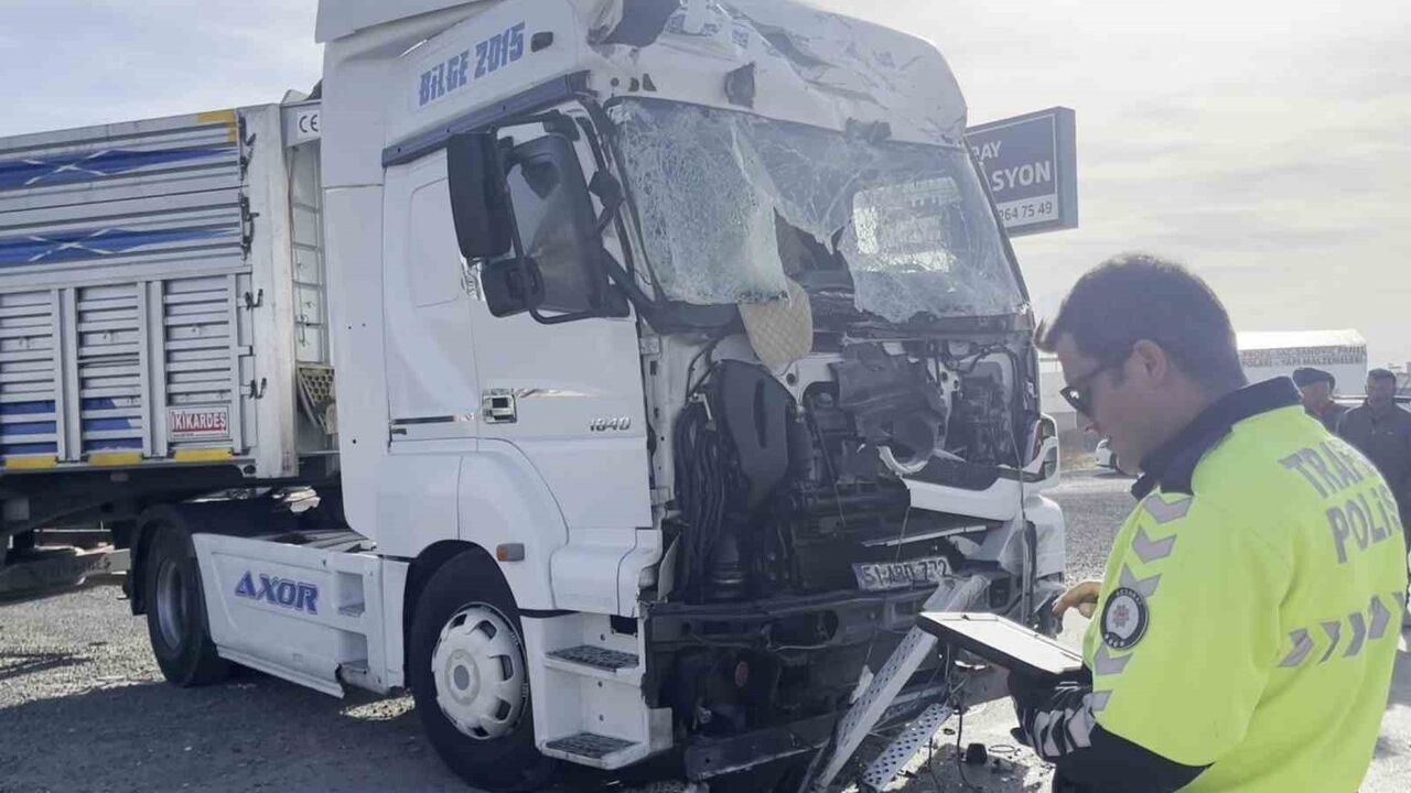 Aksaray'da iki tır çarpıştı: 1 kişi yaralandı