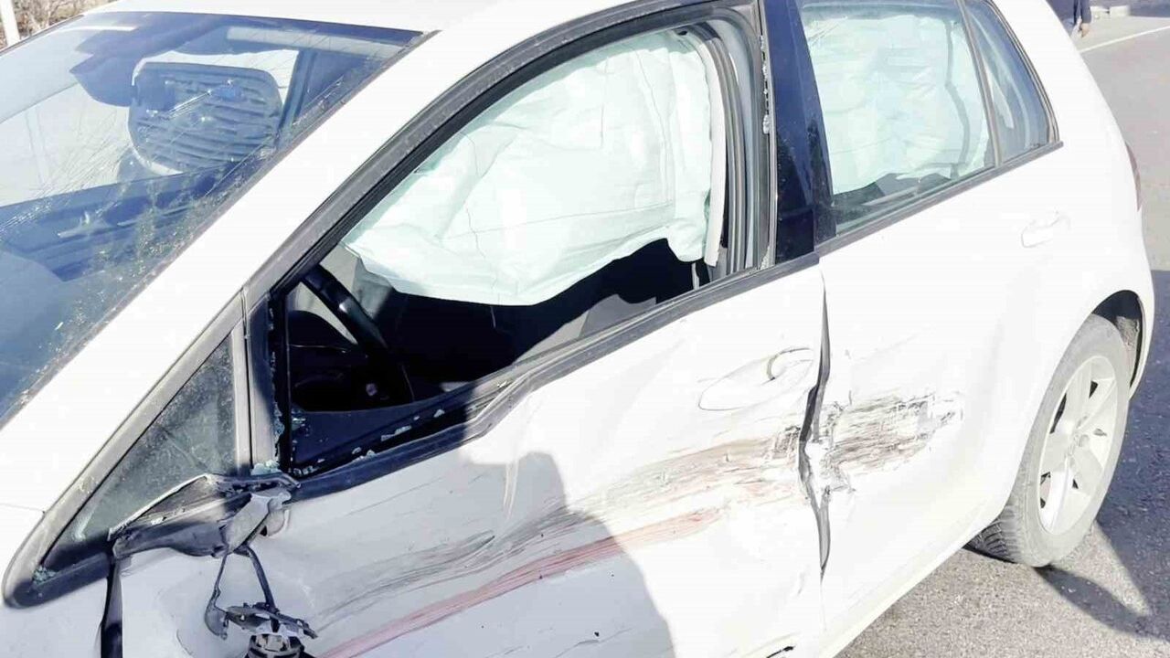 Aksaray'da kontrolden çıkan otomobil karşı şeride geçip çarptı: 1 yaralı