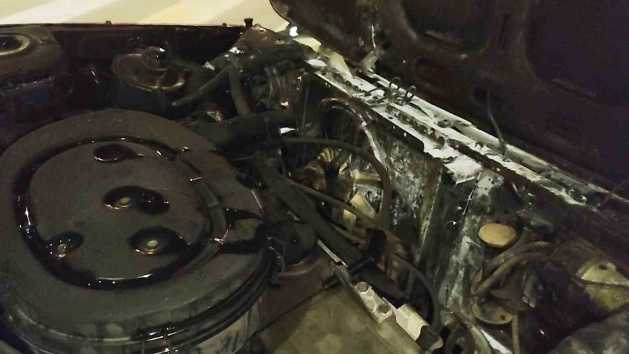 Aksaray’da seyir halindeki otomobil alev aldı, esnaf söndürdü